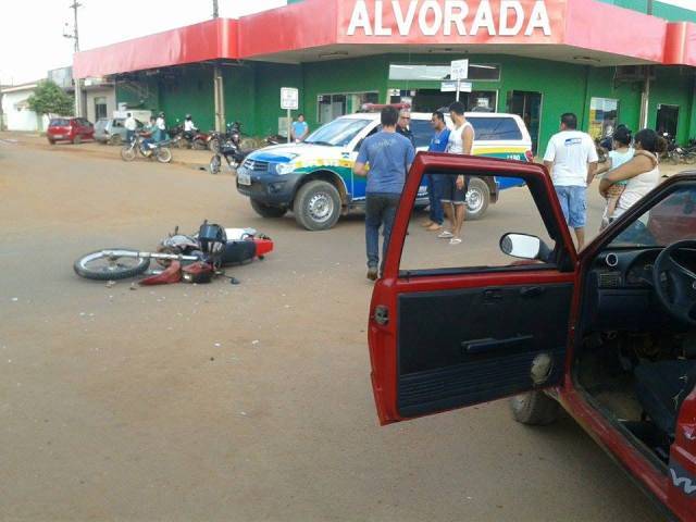 Batida entre carro e moto no centro de Cerejeiras atrai multidão de curiosos