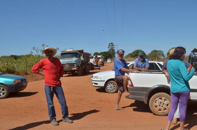 Chacareiros trancam estrada em Vilhena e dizem: “Secretário de Obras que mandou”