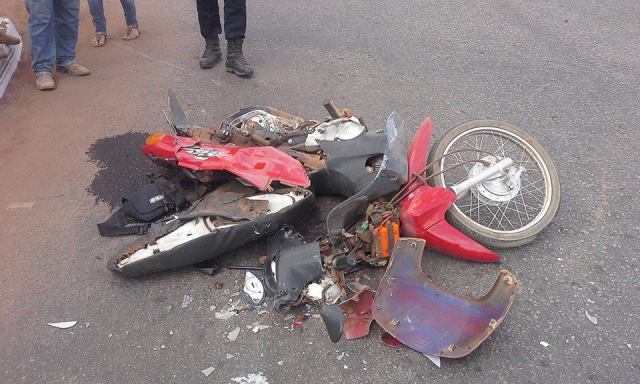 Empresário tem moto destruída por carreta, mas escapa quase ileso em Vilhena