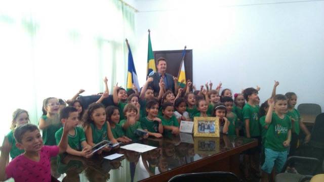 Alunos e professoras de escola municipal conhecem dia a dia do prefeito de Vilhena 