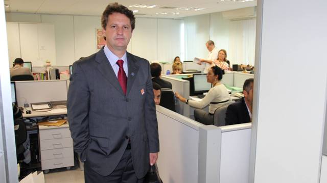 Prefeito reúne imprensa para comentar ações da PF que desfalcaram sua equipe