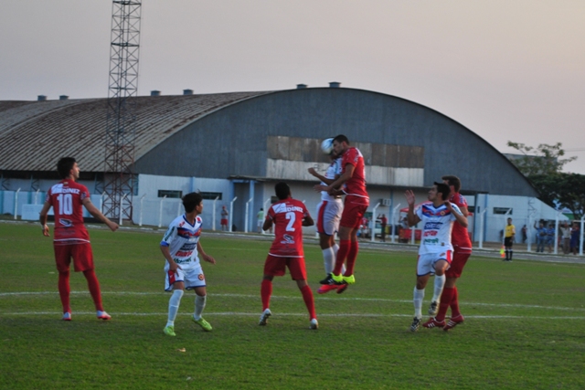 Sem reservas, Vilhena suporta pressão do Rio Branco e arranca empate nos últimos minutos