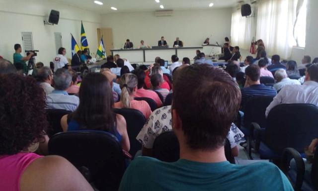 Vereadores começam a decidir destino de prefeito em Vilhena; público lota Câmara