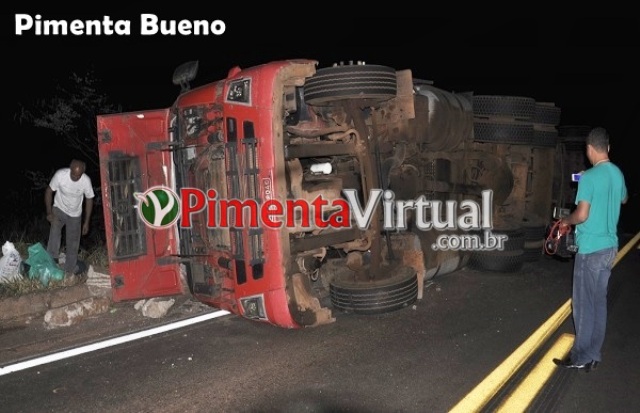 Caminhoneiro vilhenense tomba carreta em Pimenta; veja entrevista em vídeo