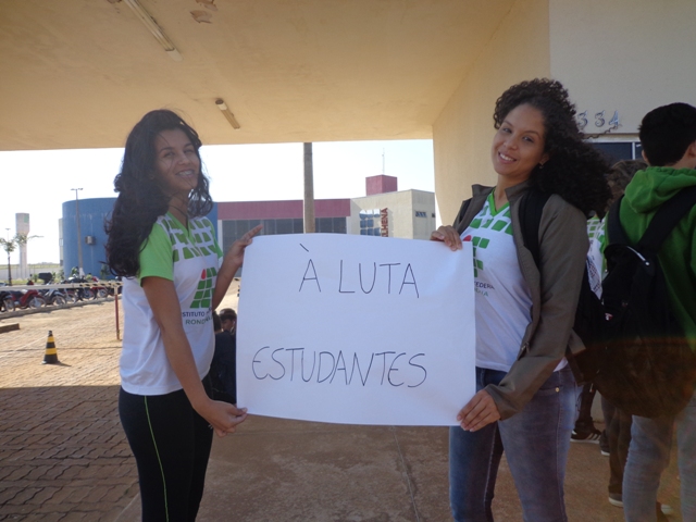 Alunos se juntam a professores e ajudam a reforçar greve do IFRO em Vilhena