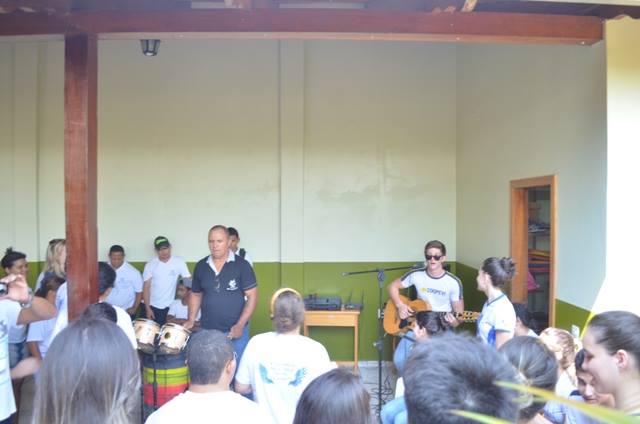 Música e alegria marcam visita de alunos da escola Coopevi à APAE em Vilhena