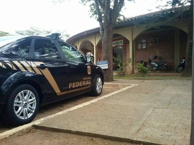Agentes da PF fazem buscas na casa de ex-secretário e na prefeitura de Vilhena