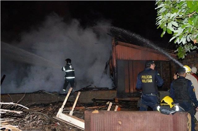 Casa de homem morto a facadas ontem na periferia de Vilhena é incendiada