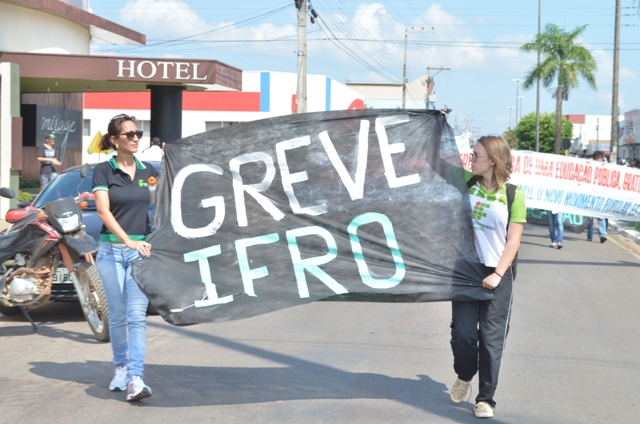  Alunos e professores em greve do IFRO marcham pela Avenida Major Amarante em Vilhena