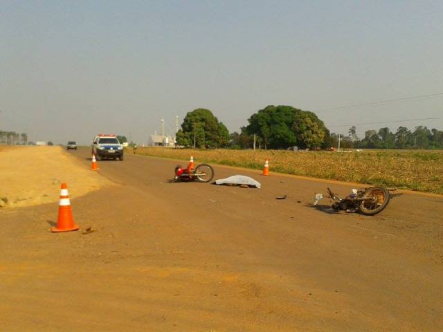 Choque entre motos na cidade de Cerejeiras deixa um homem morto e outro ferido