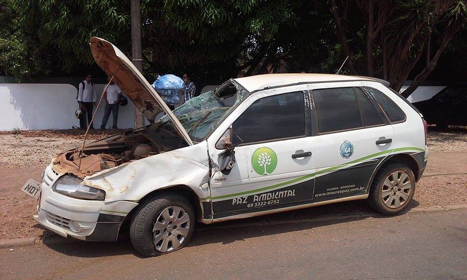 Dirigindo carro de empresa, fisioterapeuta capota em avenida central de Vilhena