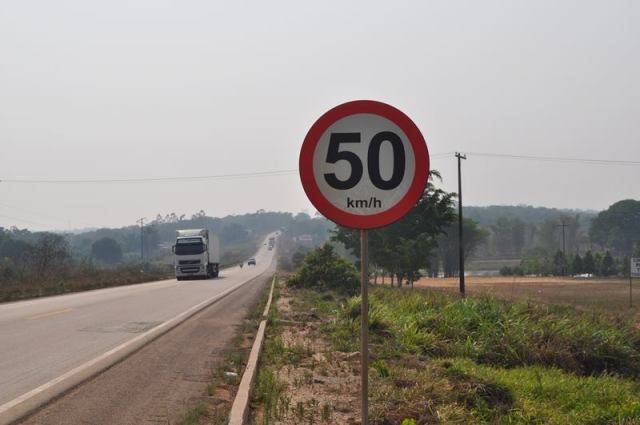 Vândalos alteram placas de velocidade e motoristas podem ser multados em Vilhena