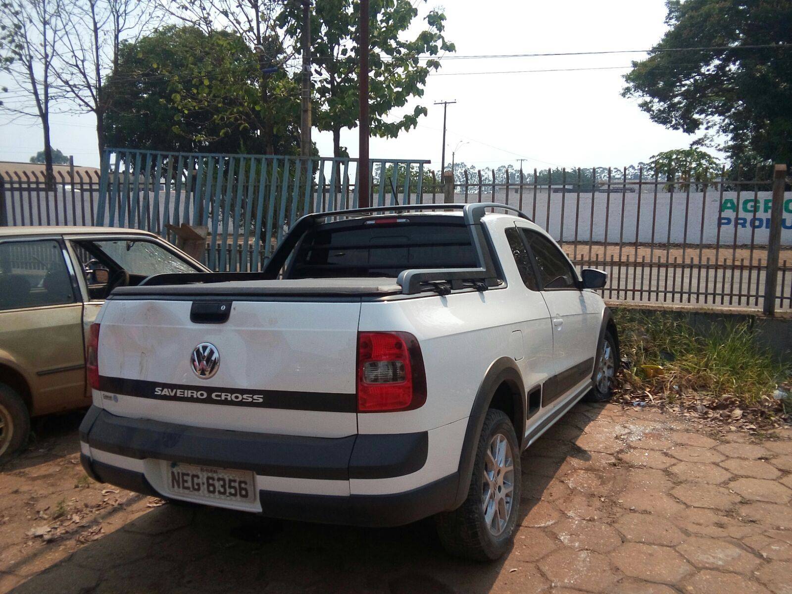 Após demissão, funileiro surta e capota fugindo em carro de concessionária