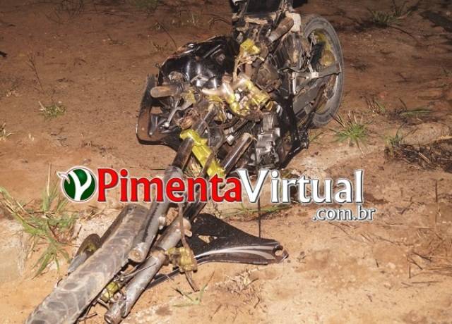 Moto atinge traseira de caminhão e rapaz morre na hora no distrito do Guaporé