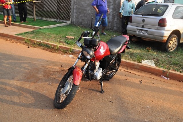 Motorista atropela rapaz, derruba muro e foge de mototaxi sem socorrer a vítima
