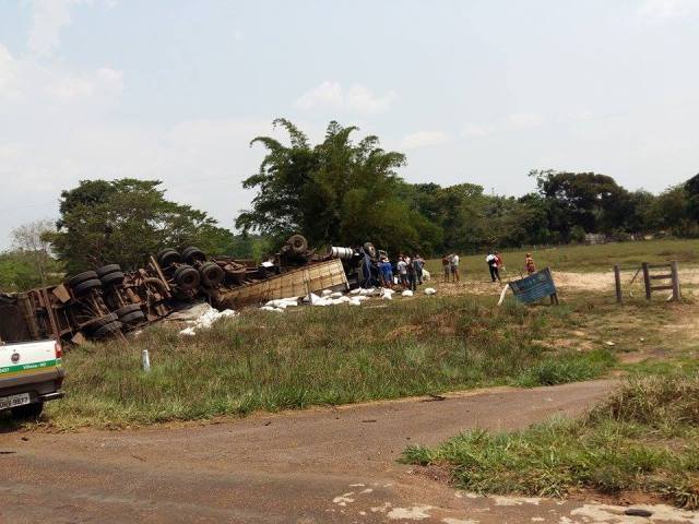 Carreta carregada de trigo capota na BR 364 a 85 quilômetros de Vilhena