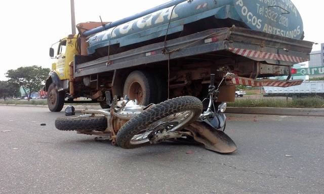 Caminhão parado na BR 364 provoca novo acidente; mulher de 27 anos ferida
