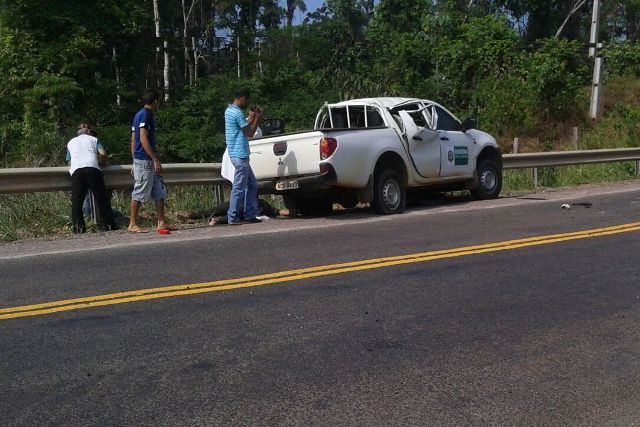 Em primeira mão: picape da Seduc capota na BR 435 e deixa servidora morta