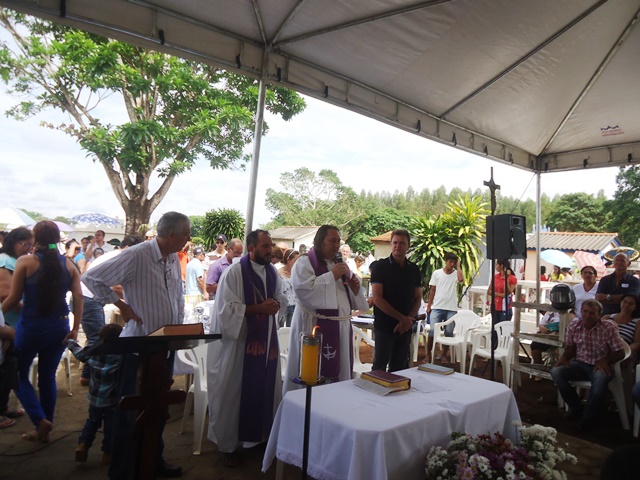 Com celebração de padre e pastor, visitantes lotam cemitério no feriado em Cerejeiras