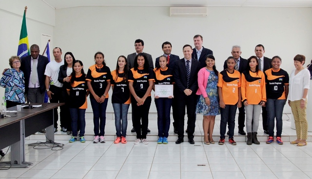Câmara homenageia alunas que se destacaram nos Jogos Escolares da Juventude