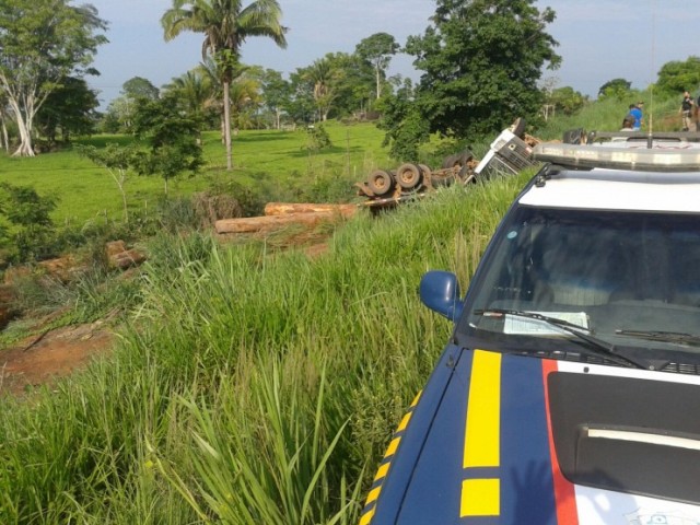Carreta de Vilhena despenca em ribanceira na BR 364 próximo à cidade de Jaru