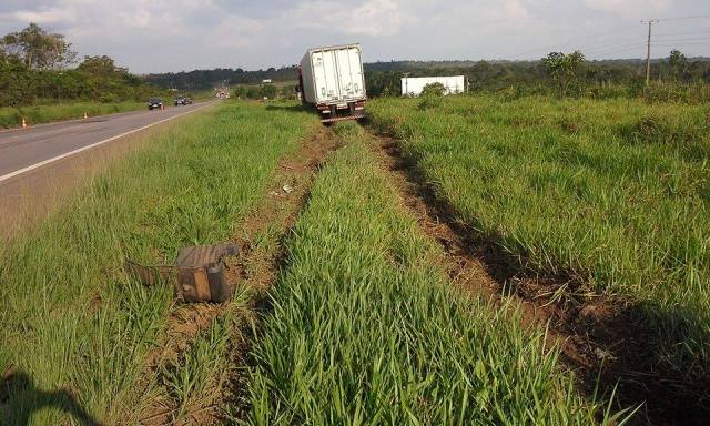 Militar aposentado e esposa têm carro atingido por carreta próximo ao Piracolino