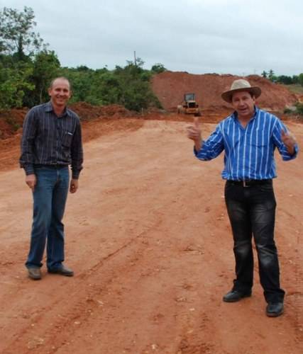 EZEQUIEL NEIVA COMEMORA ABERTURA E CASCALHAMENTO DE ESTRADA DO CERRADO