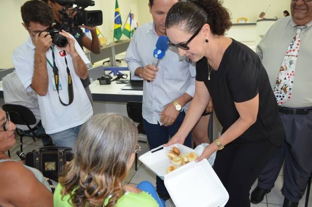 Advogada distribui pizzas na Câmara em dia de votação da cassação do prefeito