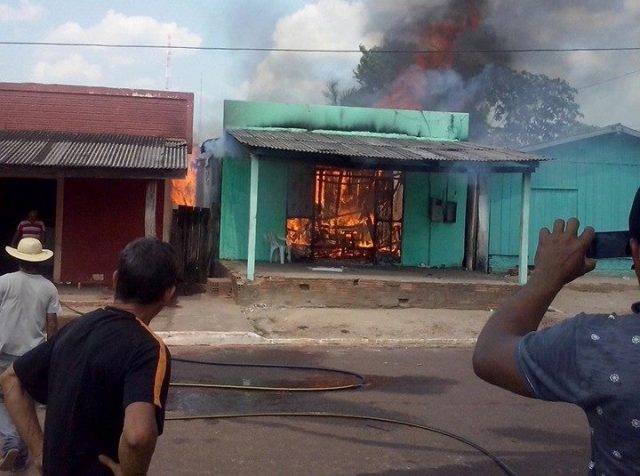 Incêndio consome bar em Chupinguaia; voluntários evitam desastre ainda maior