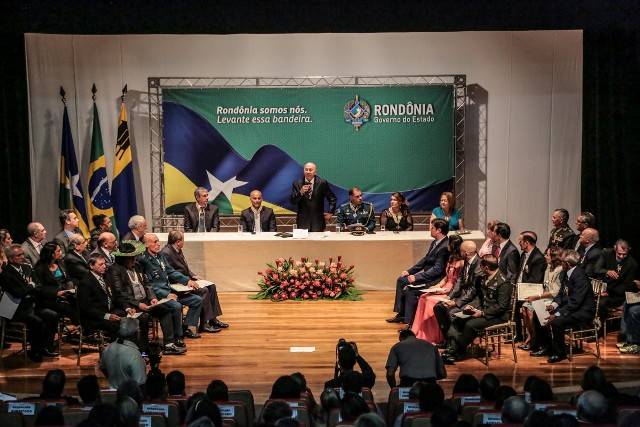 Governo de RO homenageia desbravadores; vilhenense também recebe medalha