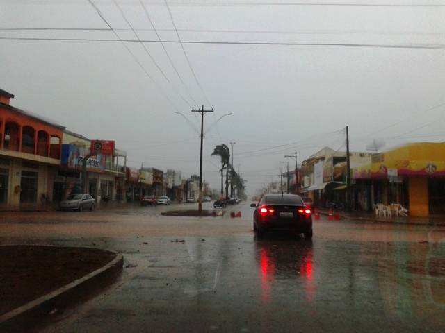 Chuva cai forte em Cerejeiras e encerra período de estiagem no interior do Cone Sul