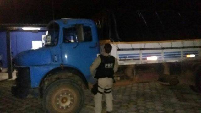 Motorista de Cacoal transportando madeira suspeita é preso pela PRF em Vilhena