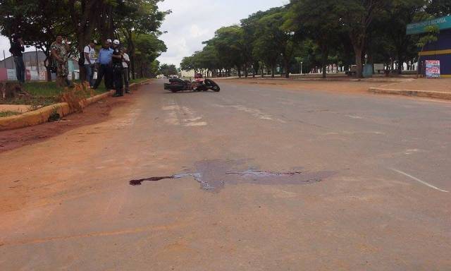 Choque entre carro e moto deixa rapaz com suspeita de traumatismo em Vilhena