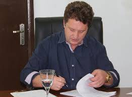 Em Vilhena, prefeito “passa a navalha” e funde secretarias para tentar sair do sufoco