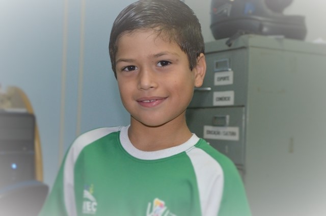 Garoto de sete anos se destaca em escolinha de futebol e arranca elogios do professor