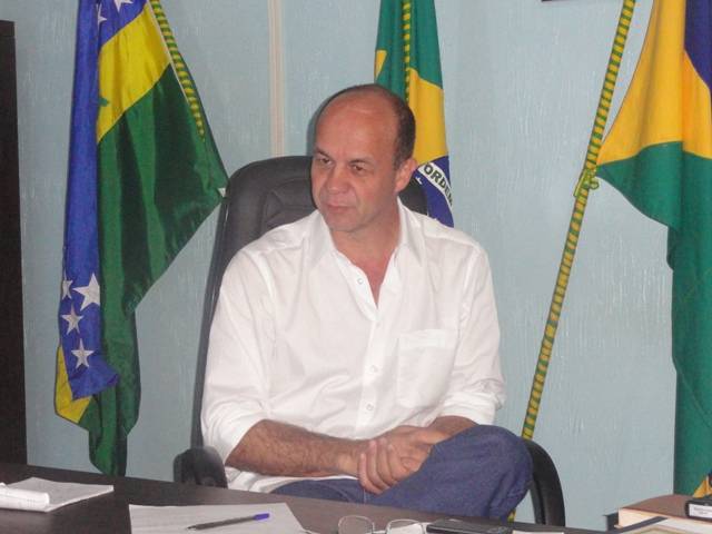 Prefeito de Chupinguaia é multado pelo TCE por acúmulo de cargos de servidora