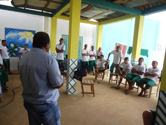 Em Cerejeiras, cerca de 20 detentos concluem curso de pintura em cadeia pública