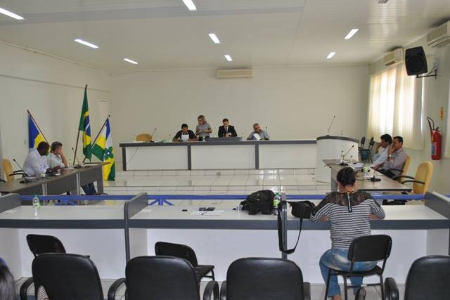 Sem vereadoras mulheres, Câmara aprova 12 matérias em sessão extraordinária