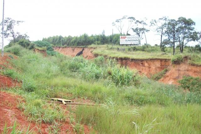 EROSÃO “COME” ACOSTAMENTO DA BR 364 EM VILHENA