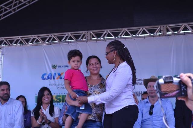 Durante cerimônia em Vilhena, ministra revela que também morou em casa popular