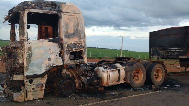 Caminhoneira vilhenense sobrevive a incêndio que reduziu sua carreta a cinzas