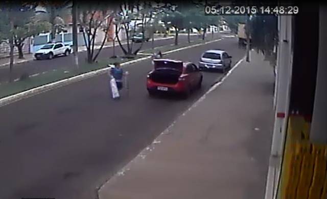 Assista: câmeras flagram mulheres furtando faixas de grupo de artesanato em Vilhena
