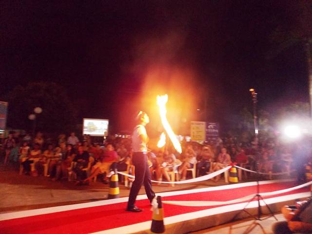 Segundo dia de evento natalino em Cerejeiras teve artista que “cospe fogo”