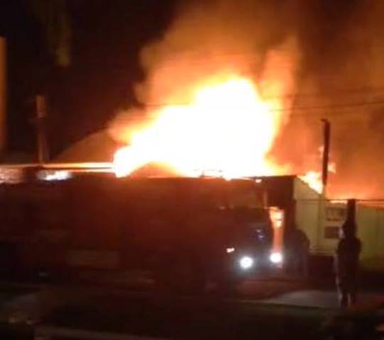 Assista em vídeo: incêndio destroi bar recém-inaugurado no centro de Vilhena