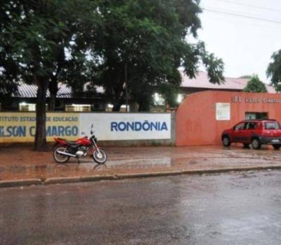 Bombeiros arrombam portão de escola estadual para controlar incêndio em Vilhena