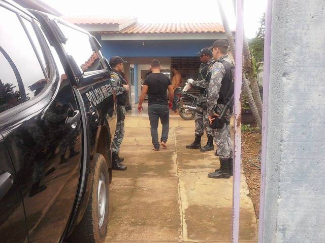 Após esfaquear e matar o ex, garota é encontrada abraçada ao corpo em Vilhena