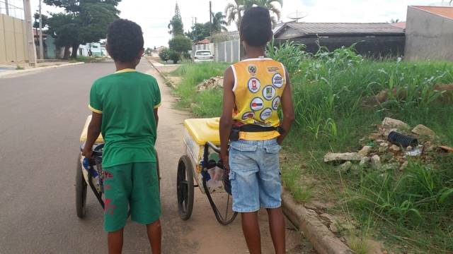 Criados pela avó, irmãos “picolezeiros” ajudam a sustentar família em Vilhena