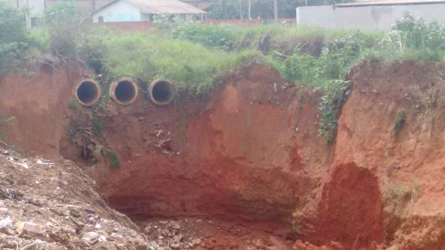 Erosão está “engolindo” obra milionária paralisada há mais de um ano em Vilhena