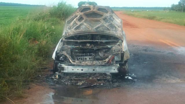 Motorista tenta, mas não consegue evitar que incêndio destrua carro em Vilhena