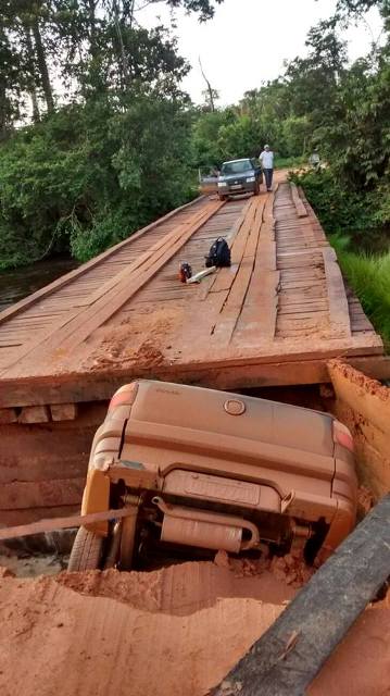 Ponte “engole” carro em Cerejeiras; acidente não foi comunicado às autoridades
